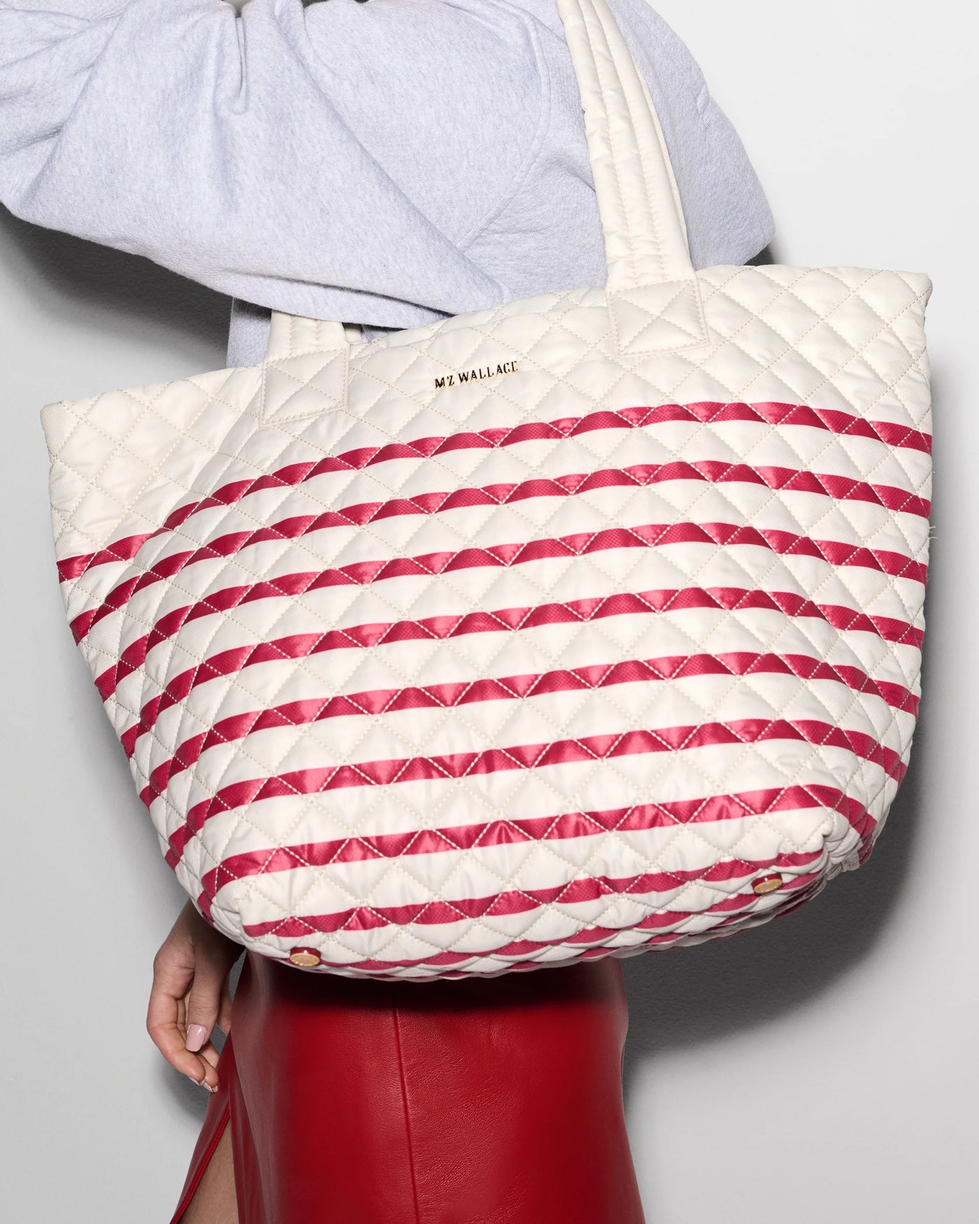 Medium Metro Tote Deluxe - Sandshell/Apple