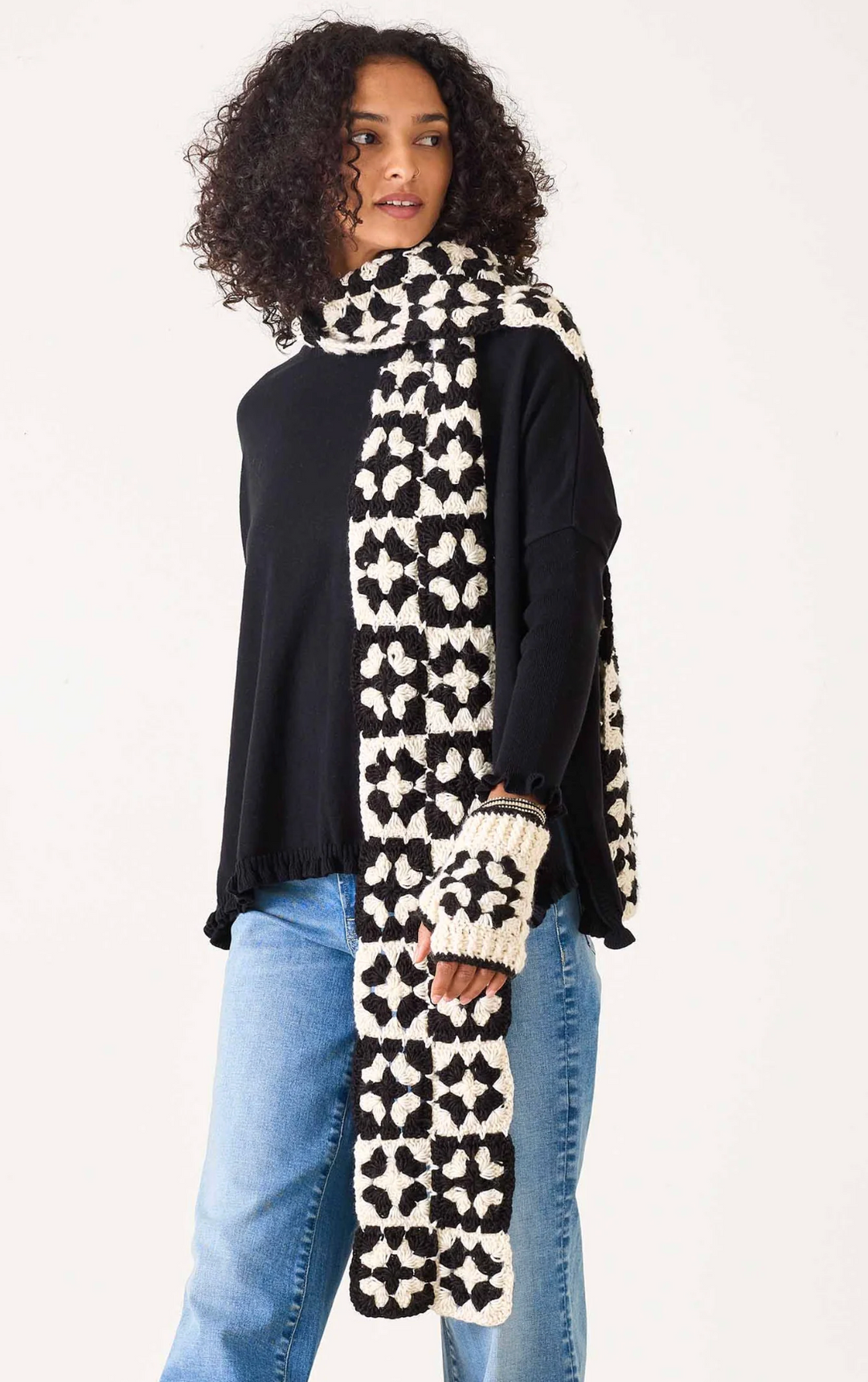 La Paz Crochet Scarf - Black/White