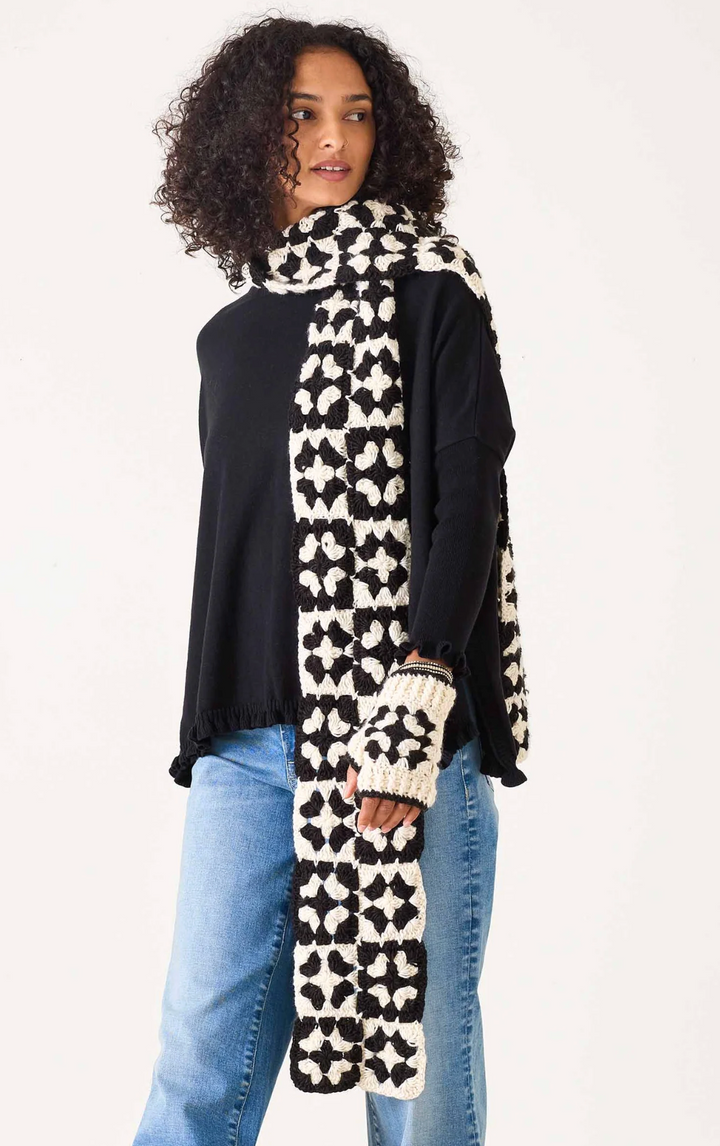 La Paz Crochet Scarf - Black/White