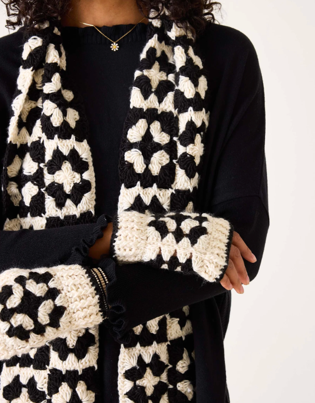 La Paz Crochet Scarf - Black/White