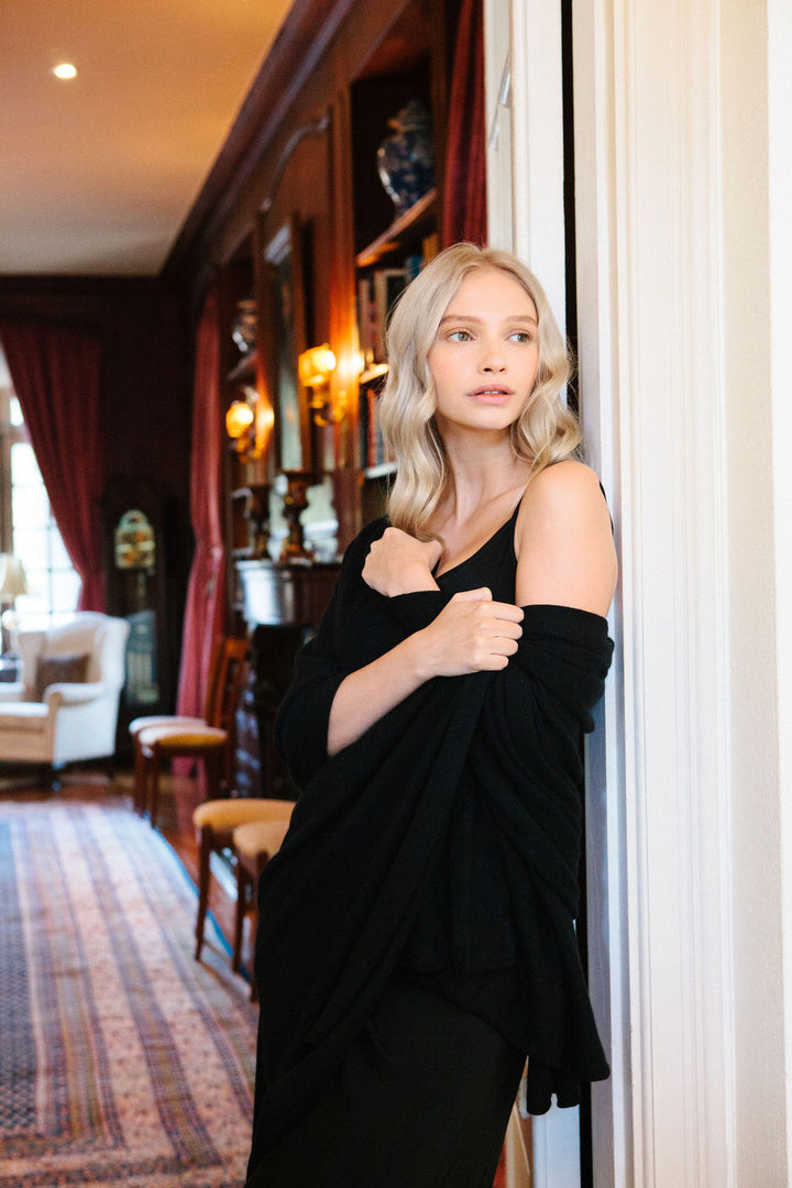 The Cashmere Travel Wrap Black